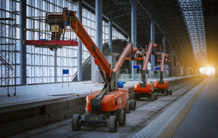 Large telescopic lifts inside a transportation tunnel